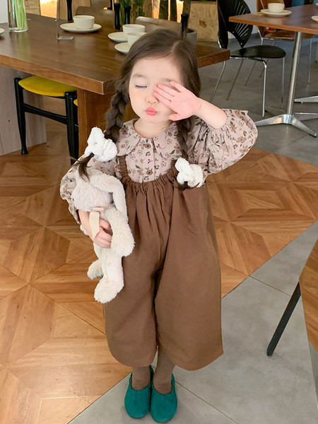 Set salopeta si camasa cu imprimeu floral pentru fete