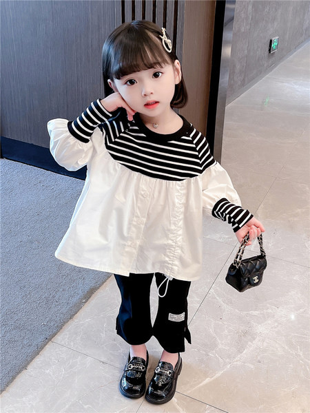 Naujo modelio vaikiškas rinkinys su skeltuku