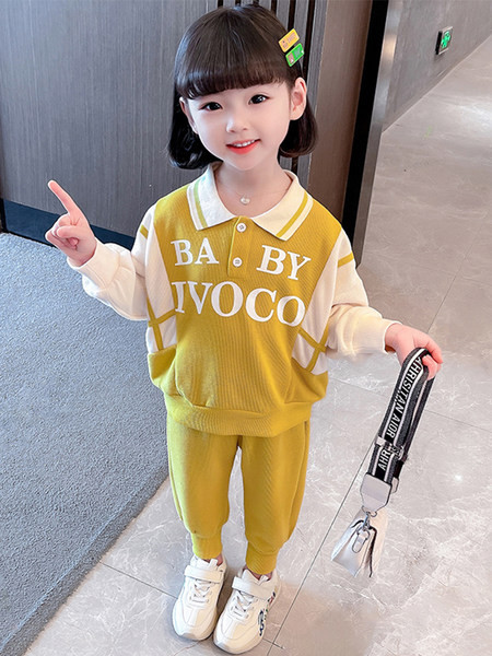 Set sport de pantaloni și bluză cu inscripție pentru fete