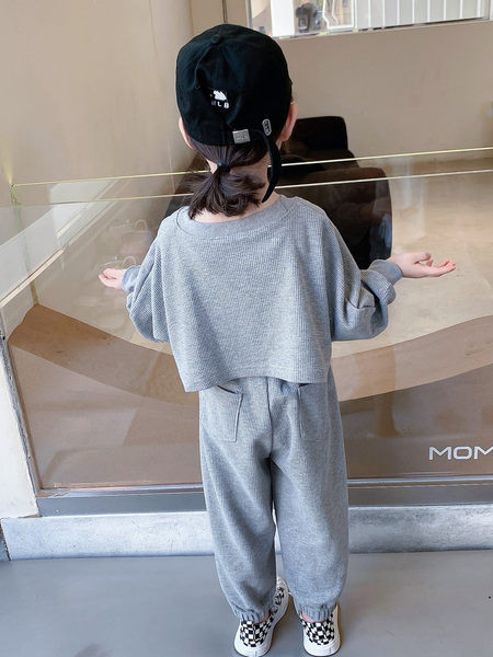 Šviesių ir tamsių spalvų sportinis komplektas mergaitėms