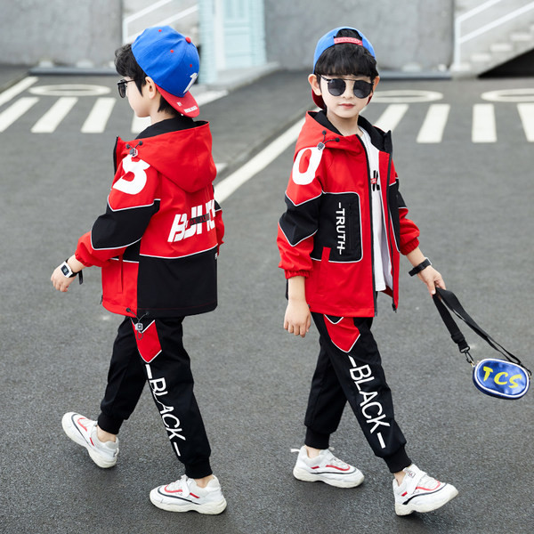 Set sport pentru baieti cu gluga si aplicatie