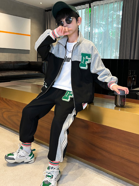 Set de două piese sport nou pentru băieți