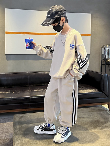 Sportski komplet hlača i bluze s printom za dječake