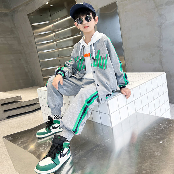 Dviejų dalių sportinis rinkinys tamsios ir šviesios spalvos