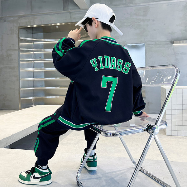 Dviejų dalių sportinis rinkinys tamsios ir šviesios spalvos