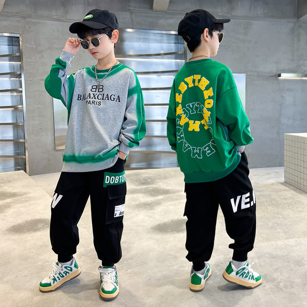 Set sport pentru copii de pantaloni si bluza cu imprimeu pentru baieti