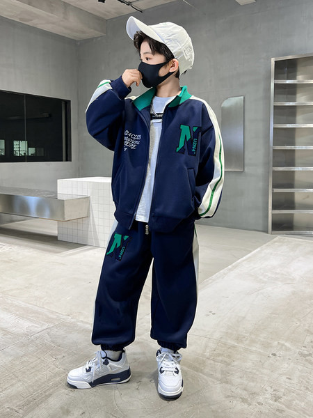 Dječji sportski komplet hlače i jakna s patentnim zatvaračem i logom za dječake