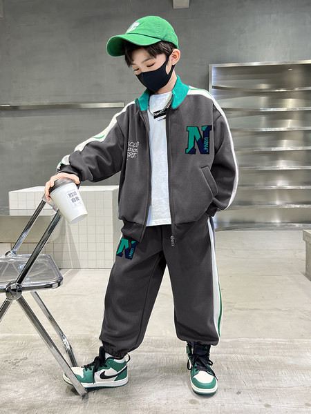 Dječji sportski komplet hlače i jakna s patentnim zatvaračem i logom za dječake