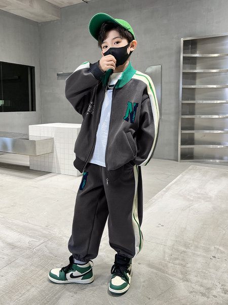 Dječji sportski komplet hlače i jakna s patentnim zatvaračem i logom za dječake