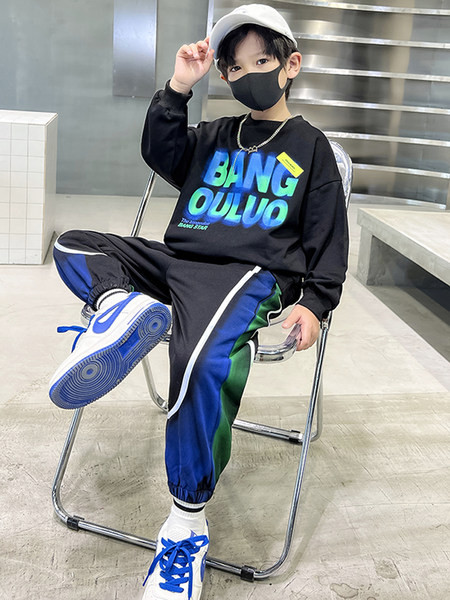 Sportinių kelnių ir palaidinių komplektas berniukui su raidėmis