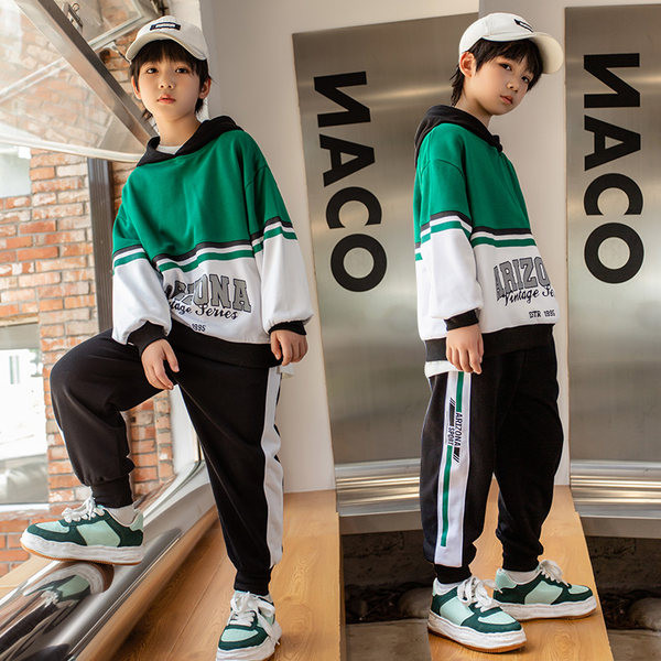 Vaikiškas rinkinys su spauda ir gobtuvu