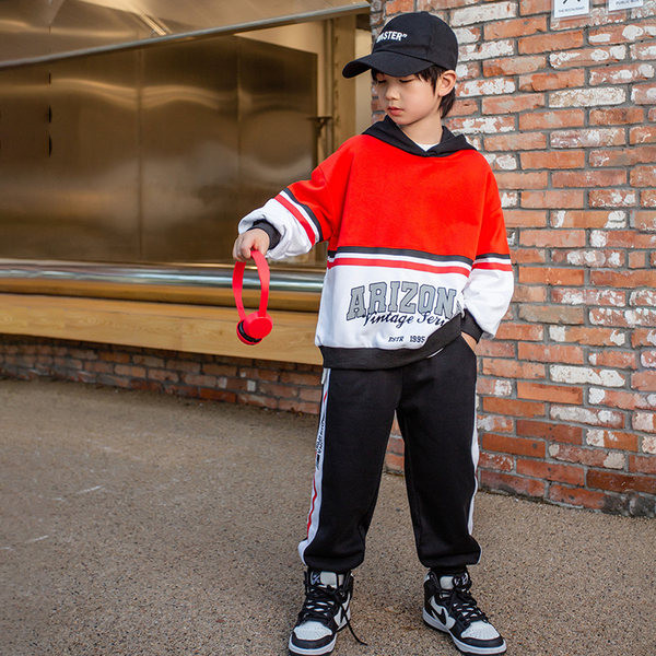 Vaikiškas rinkinys su spauda ir gobtuvu