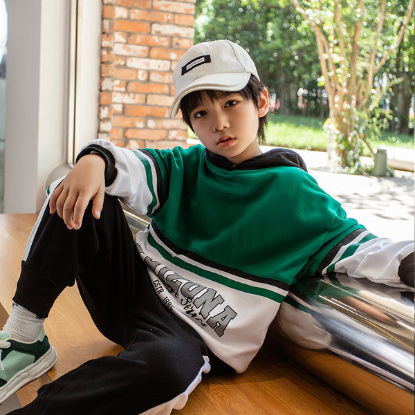 Vaikiškas rinkinys su spauda ir gobtuvu