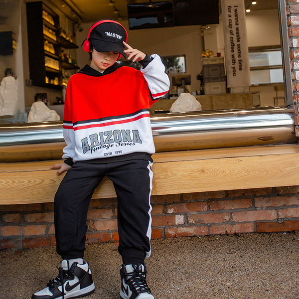 Vaikiškas rinkinys su spauda ir gobtuvu