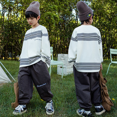 Set casual de pantaloni largi și bluză cu dungi pentru băieți