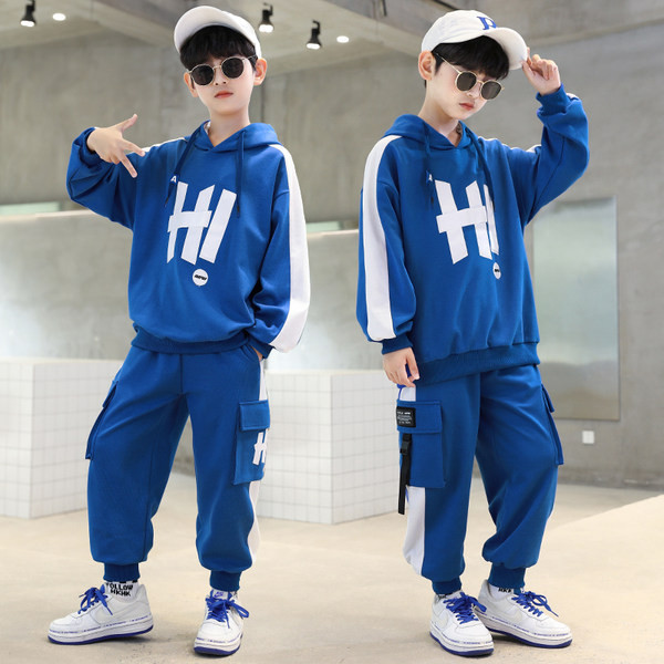 Set pantaloni sport și top cu glugă pentru băieți