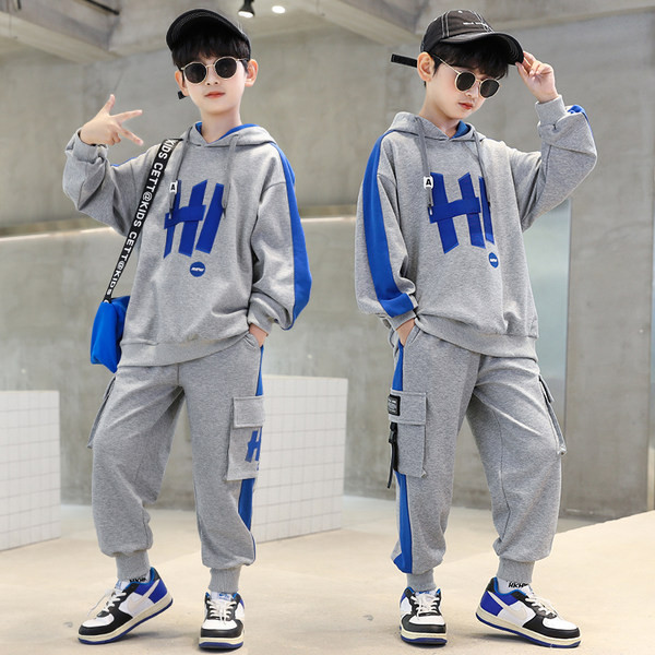 Set pantaloni sport și top cu glugă pentru băieți