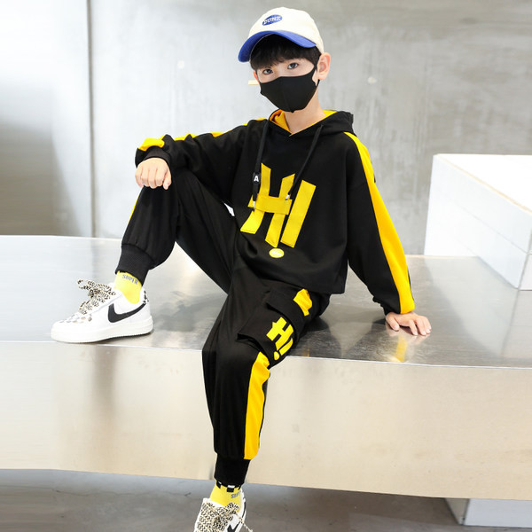 Set pantaloni sport și top cu glugă pentru băieți