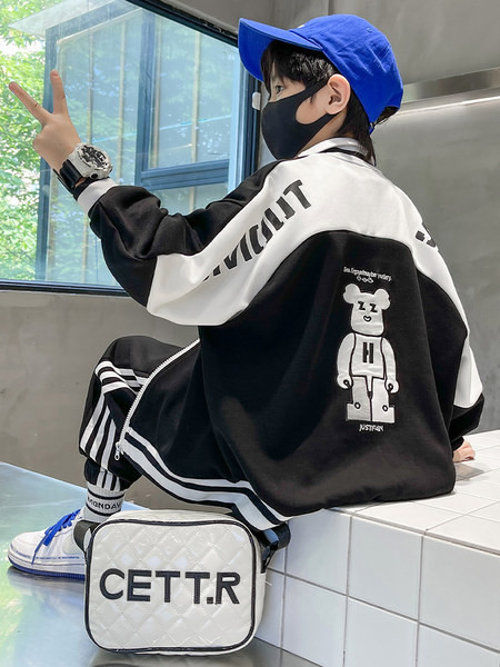 Set sport pentru copii pentru baieti cu decolteu in V si broderie