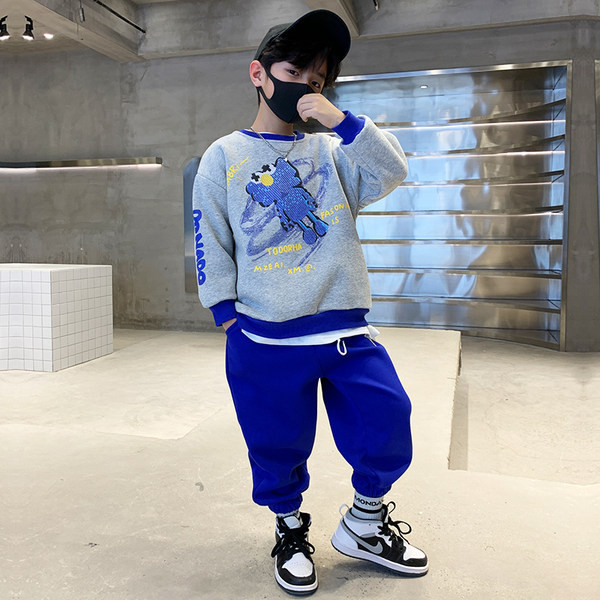 Trening cu decolteu O aplicat pentru baieti