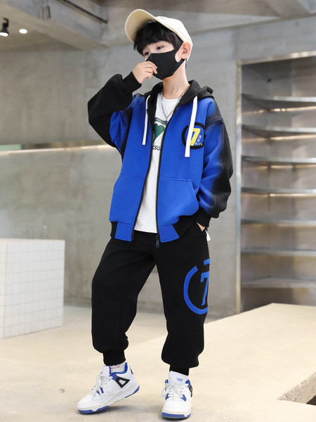 Komplet trenirke s kapuljačom i jaknom s printom za dječake