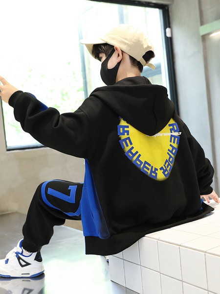 Komplet trenirke s kapuljačom i jaknom s printom za dječake