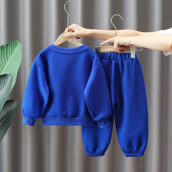 Set sport pentru copii de pantaloni imprimati si bluza pentru baieti