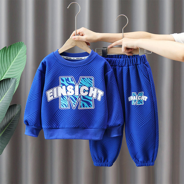 Set sport pentru copii de pantaloni imprimati si bluza pentru baieti