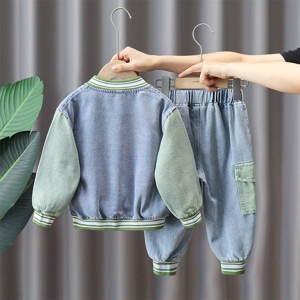 Denim dječji set hlača s džepovima i jakne s dugmadima za dječake