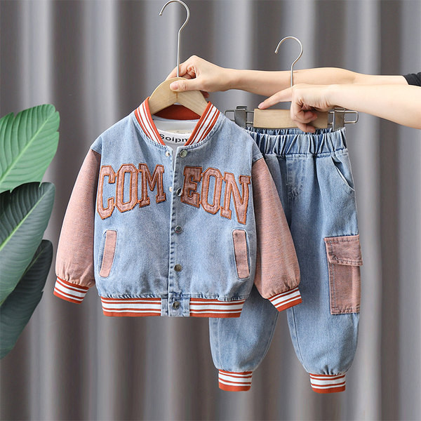 Denim dječji set hlača s džepovima i jakne s dugmadima za dječake