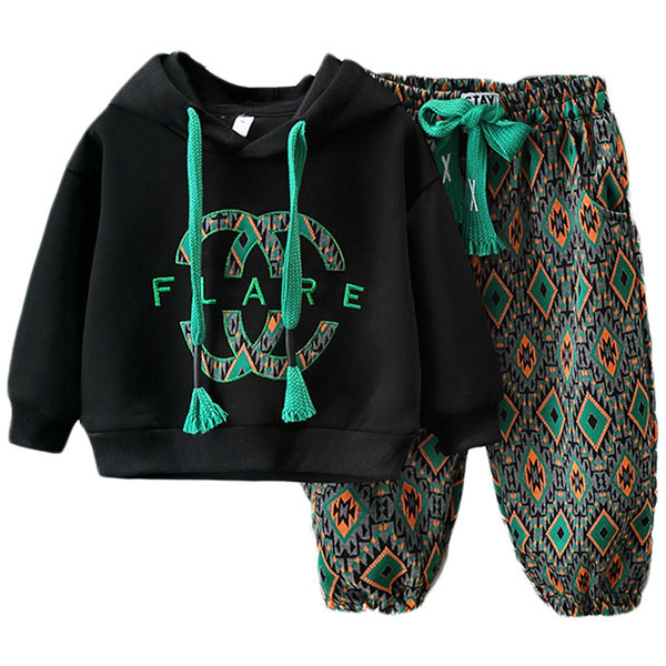 Berniukų laisvalaikio rašto surišamos kelnės ir palaidinės komplektas