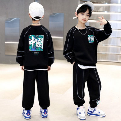 Dječački komplet sportskih hlača i bluze s printom