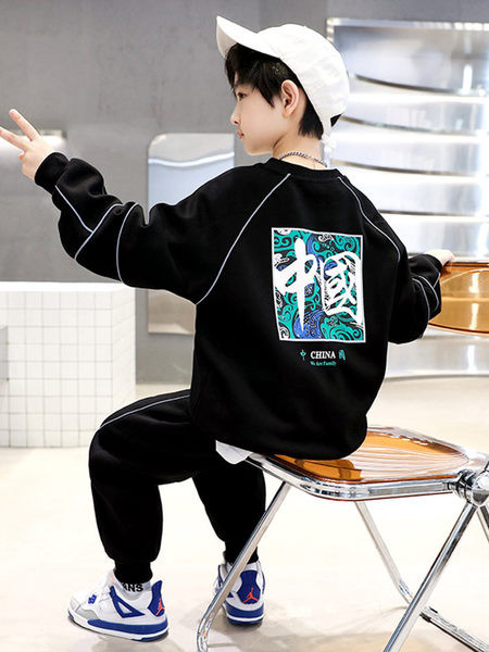 Dječački komplet sportskih hlača i bluze s printom