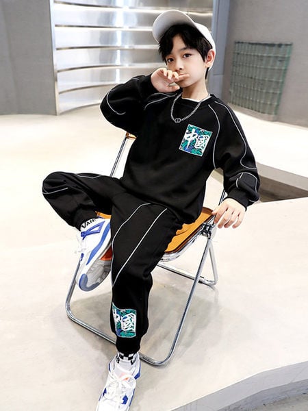 Dječački komplet sportskih hlača i bluze s printom