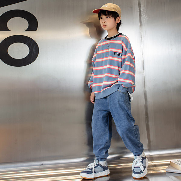 Dryžuotų džinsų ir palaidinių komplektas berniukams