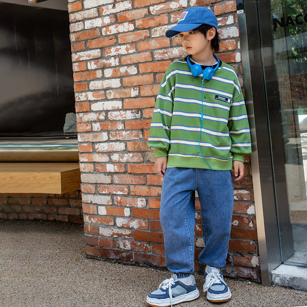 Dryžuotų džinsų ir palaidinių komplektas berniukams