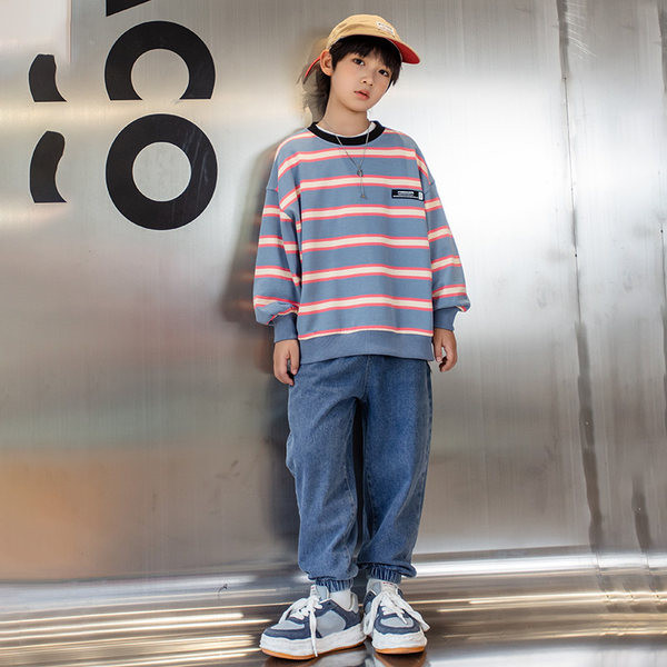 Dryžuotų džinsų ir palaidinių komplektas berniukams