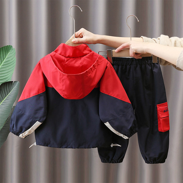 Sportinis berniukų striukės ir kišeninių kelnių komplektas