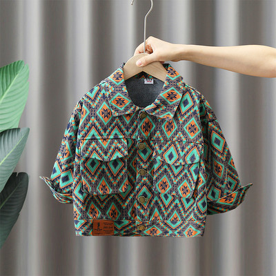 Novi model dječjeg kompleta s klasičnom kragnom