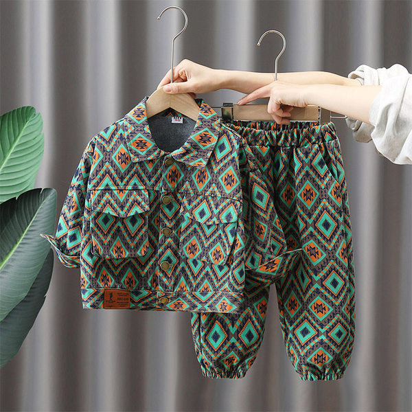 Novi model dječjeg kompleta s klasičnom kragnom