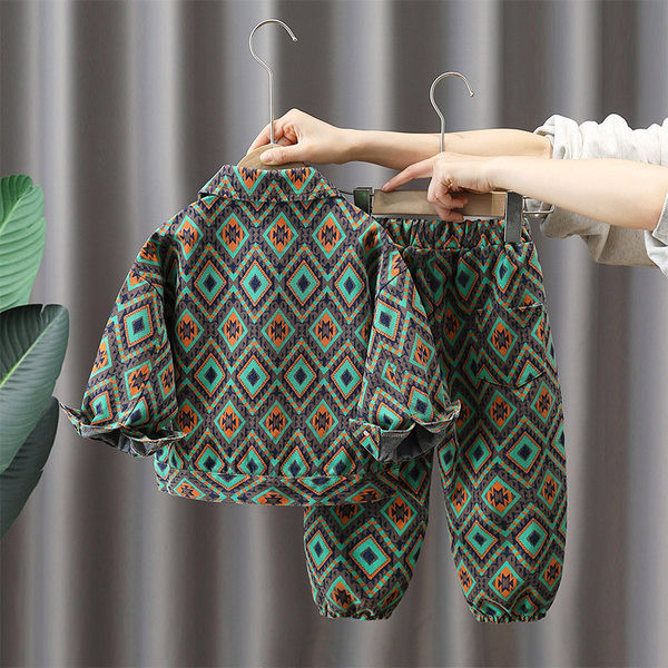 Novi model dječjeg kompleta s klasičnom kragnom