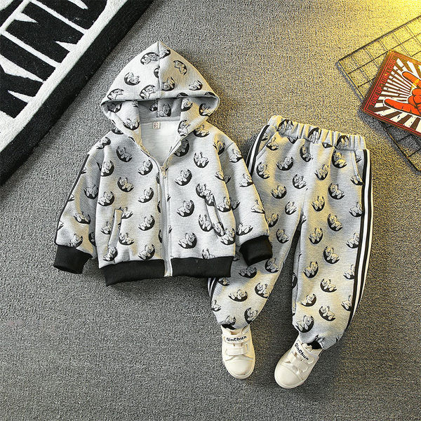 Komplet jakne i hlača s kapuljačom na patentni zatvarač za dječake