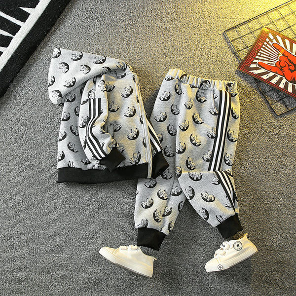 Komplet jakne i hlača s kapuljačom na patentni zatvarač za dječake