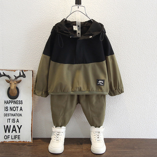 Dječački ležerni set hlača i majica s kapuljačom