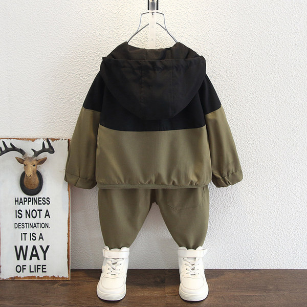 Dječački ležerni set hlača i majica s kapuljačom