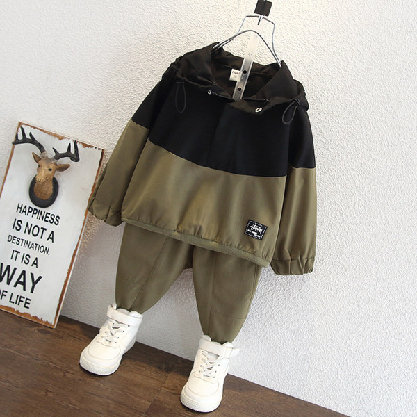 Dječački ležerni set hlača i majica s kapuljačom