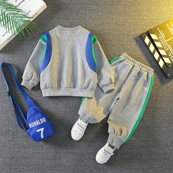 Alkalmi sportnadrág és blúz szett táskával fiúknak