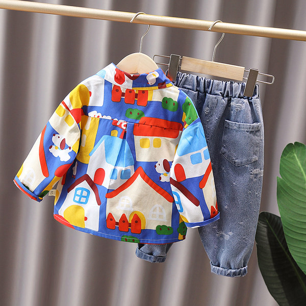 Vaikiškas rinkinys berniukams, susidedantis iš marškinių ir džinsų