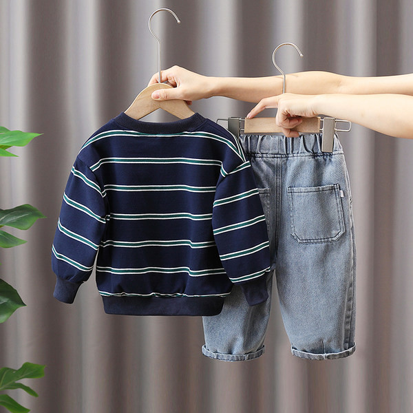 Dječji ležerni komplet traperica i bluza na pruge za dječake