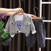 Set pentru copii elegant din trei piese cu imprimeu si nasturi pentru baieti